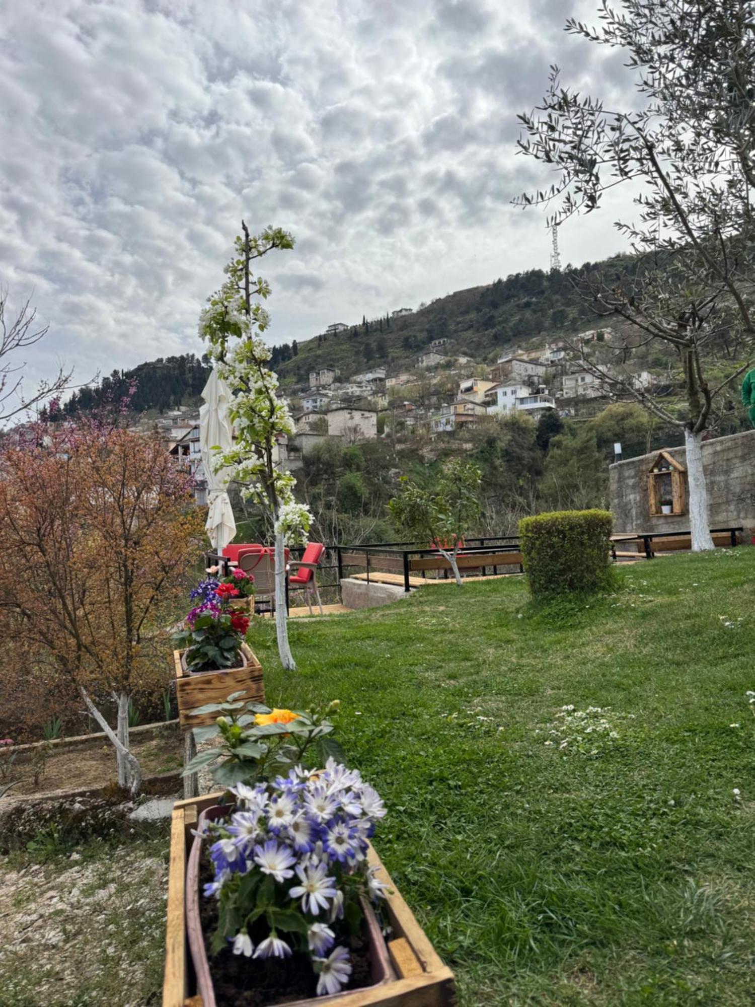 Ilvi Guesthouse Gjirokastër Exterior foto